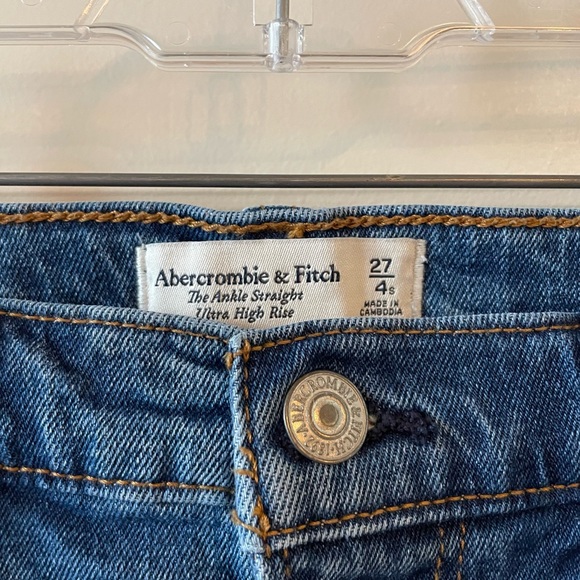 NWOT Abercrombie & Fitch Ultra High Rise Ankle Straight Jean Size 27/4 Short - Picture 4 of 8